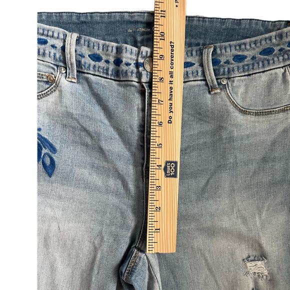 Chicco’s Platinum Crop Embroidered & Distressed Jeans Size 4 - Picture 13 of 14